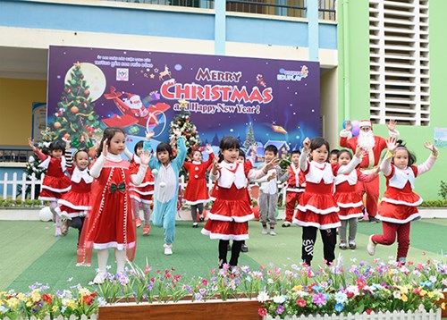 Ngày 19/12/2018 Các bé trường mầm non Phúc Đồng tưng bừng tổ chức văn nghệ mừng Giáng sinh và liên hoan chào năm mới 2019